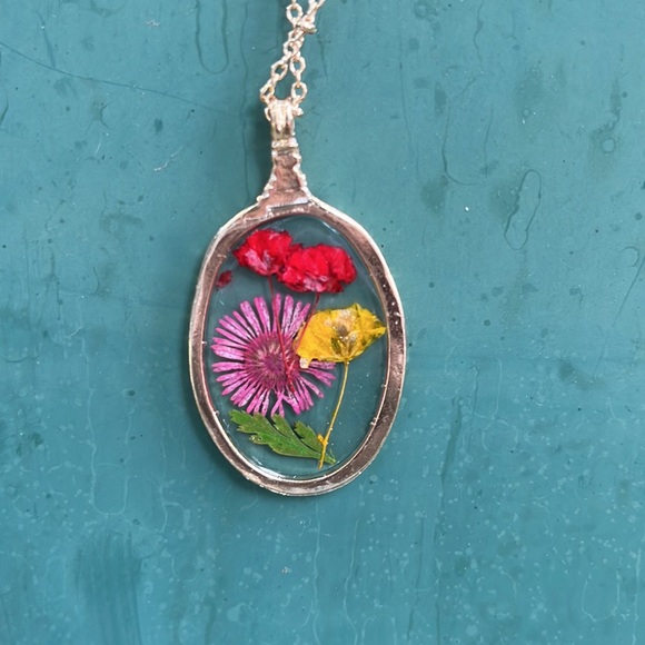 Handmade Real Pressed Dried Flower Botanical Resin
Necklace - Picture 7 of 14